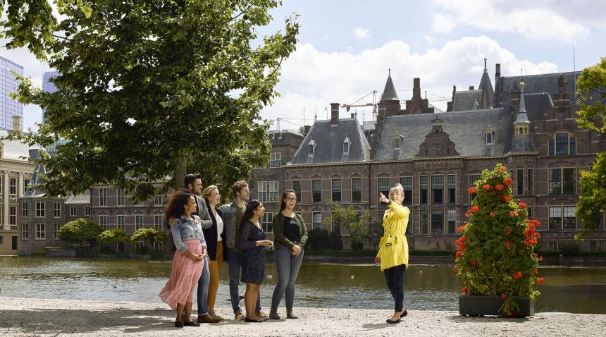 Group of people in front of the Hofvijver