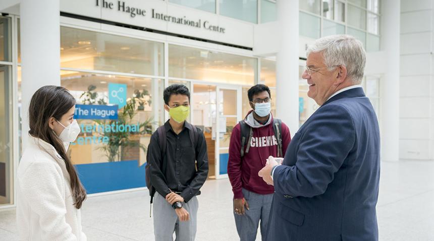Mayor of The Hague with students