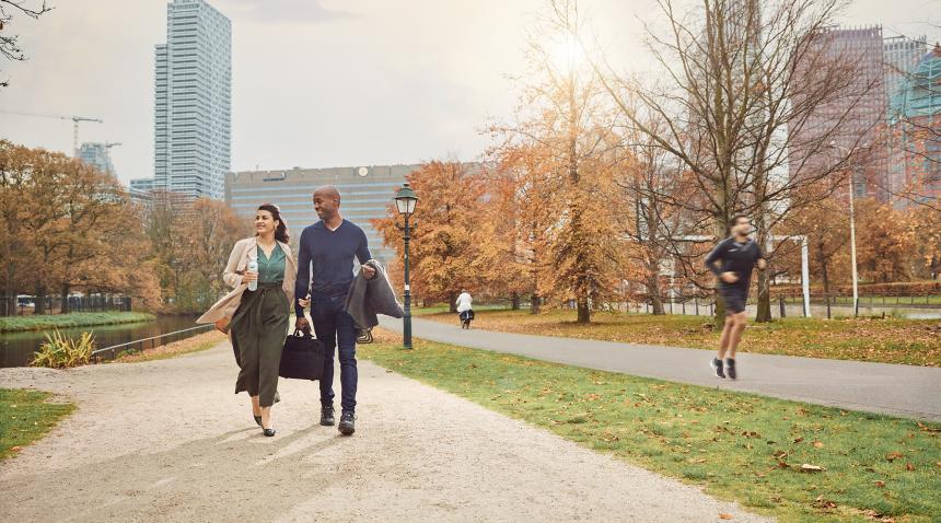 A couple walking through The Hague