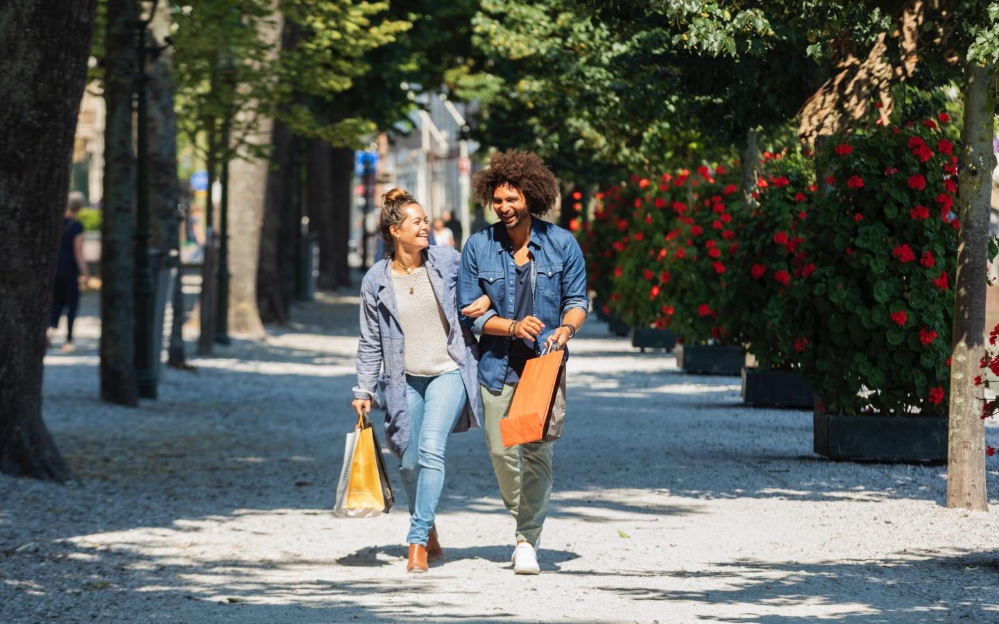 Two people walking in The Hague