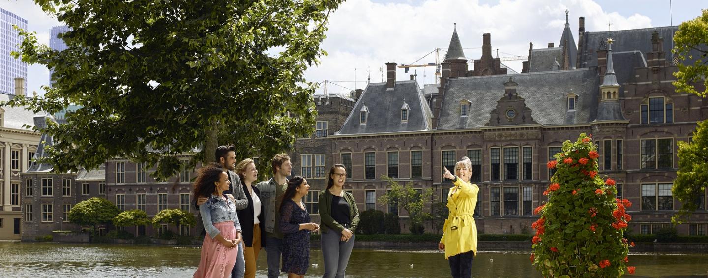 Group of people in front of the Hofvijver