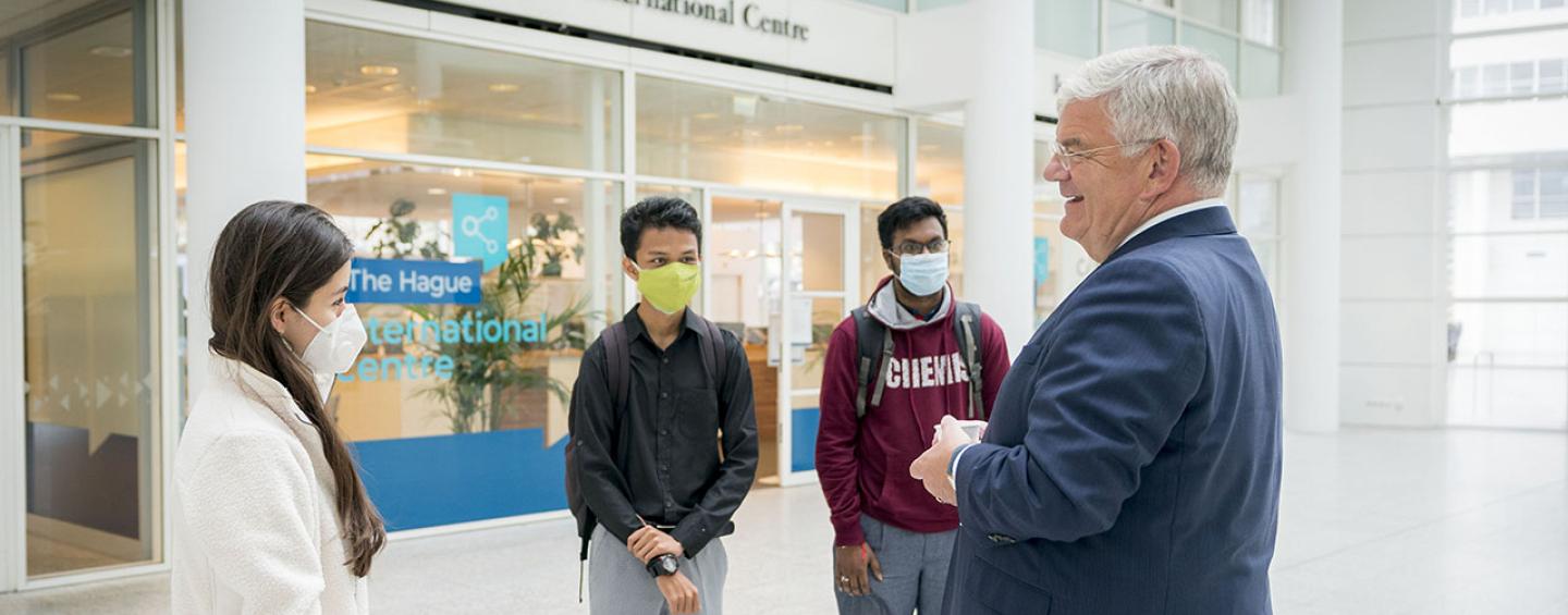 Mayor of The Hague with students