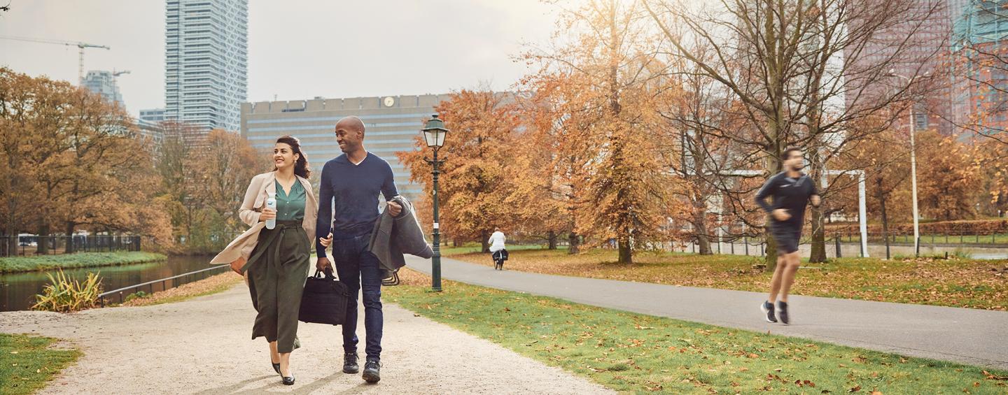 A couple walking through The Hague